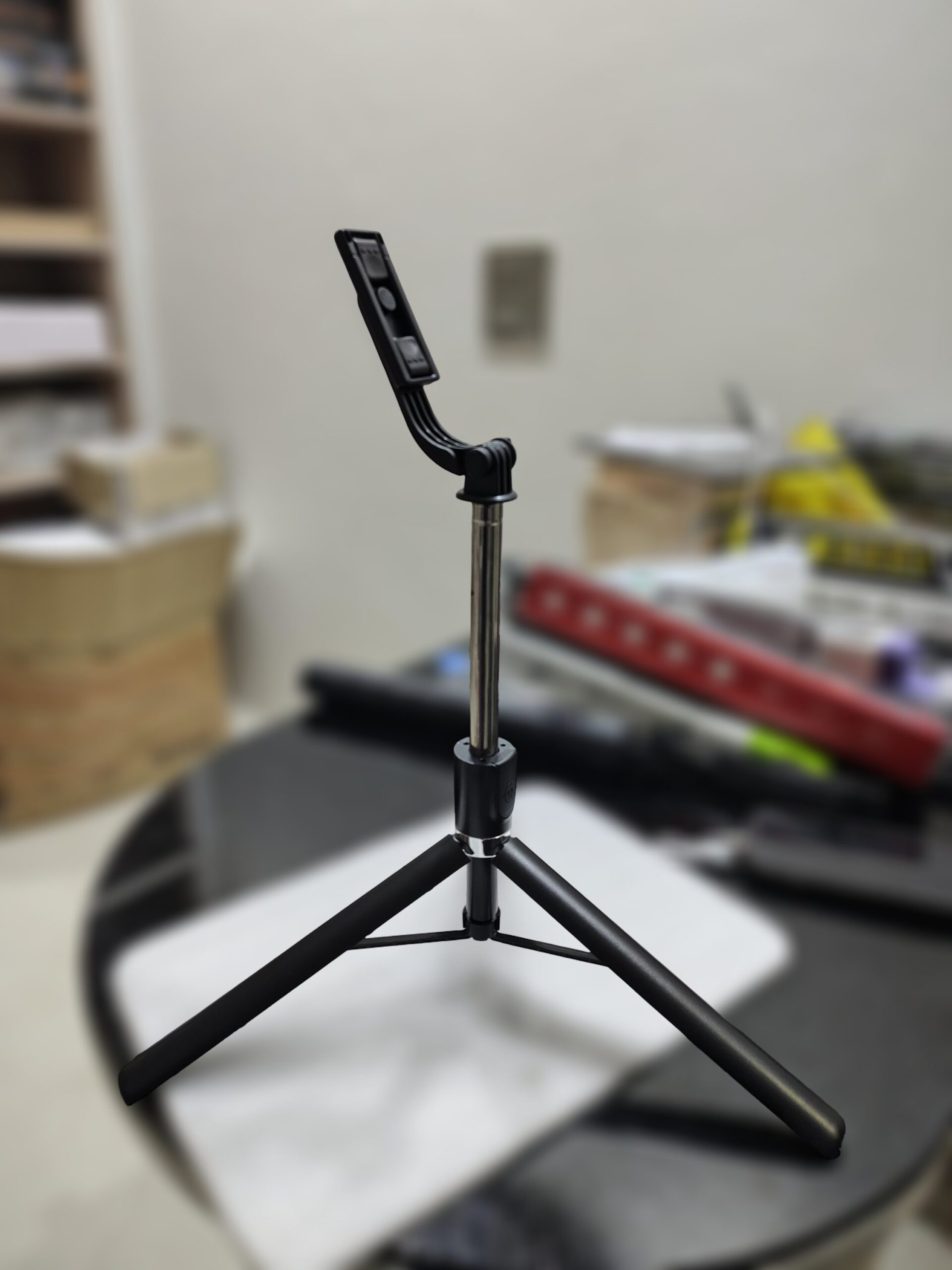 2026/08/481-scaled.jpg R1-L Bluetooth Selfie Stick Tripod - Image 1