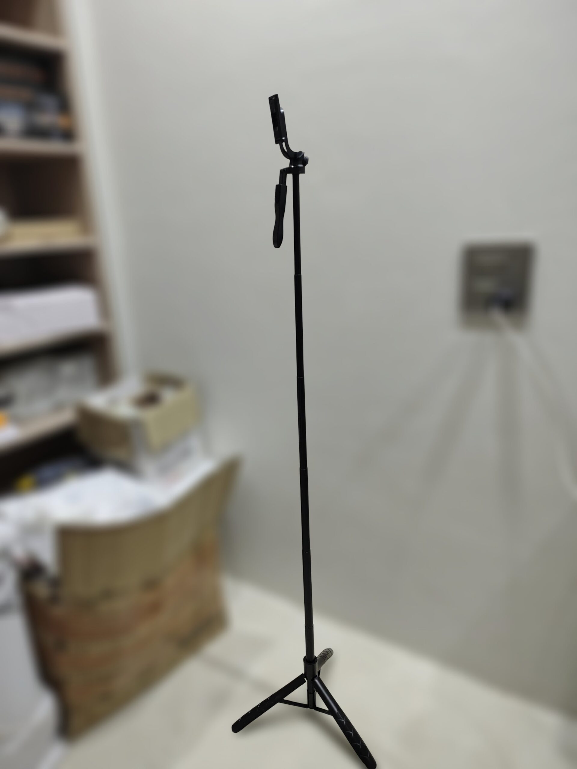 2026/08/539-scaled.jpg L16 Long Selfie Stick - Image 1