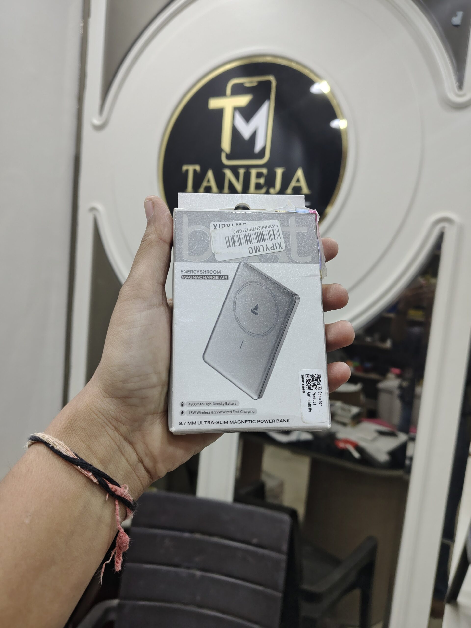 2026/08/589-scaled.jpg Energys hroom MagnaCharge Air 4800mAh Ultra-Slim Magnetic Power Bank - Image 1