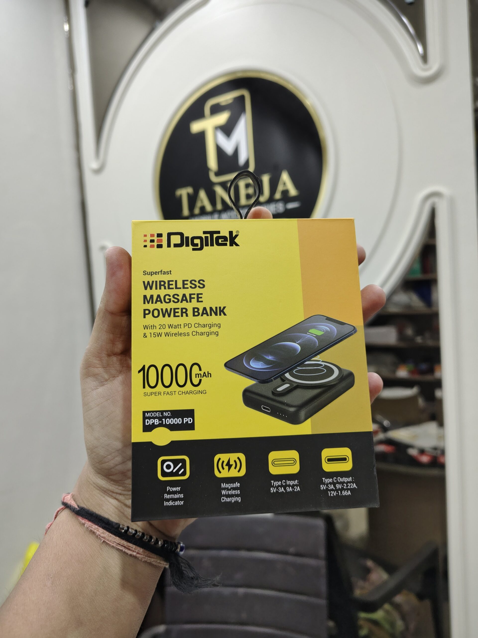 2026/08/628-scaled.jpg The Digitek DPB-10000 PD is a 10000mAh pocket-sized magnetic wireless power bank - Image 1
