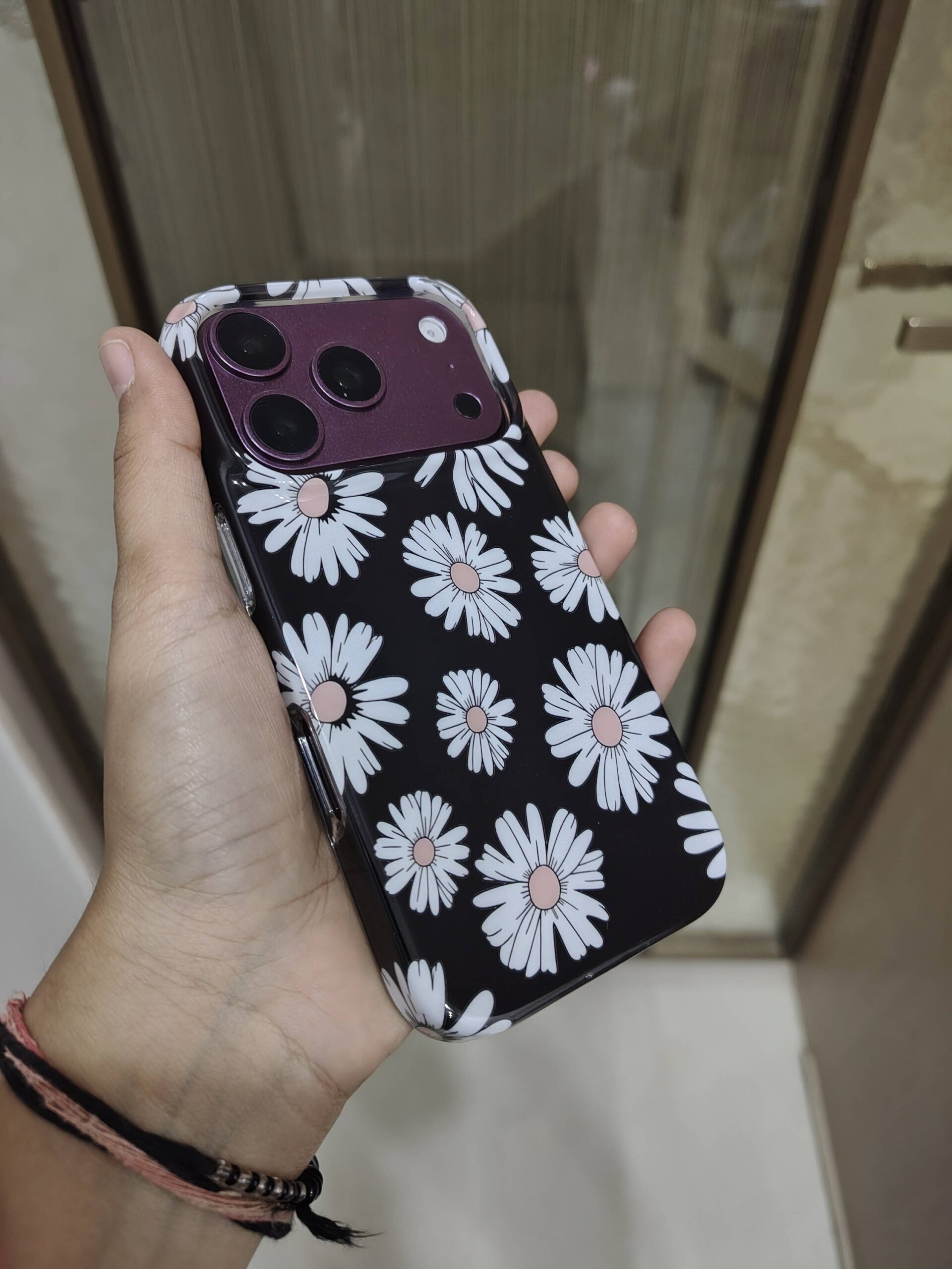 2026/09/2582-scaled.jpg White Daisy Floral Phone Case, - Image 1