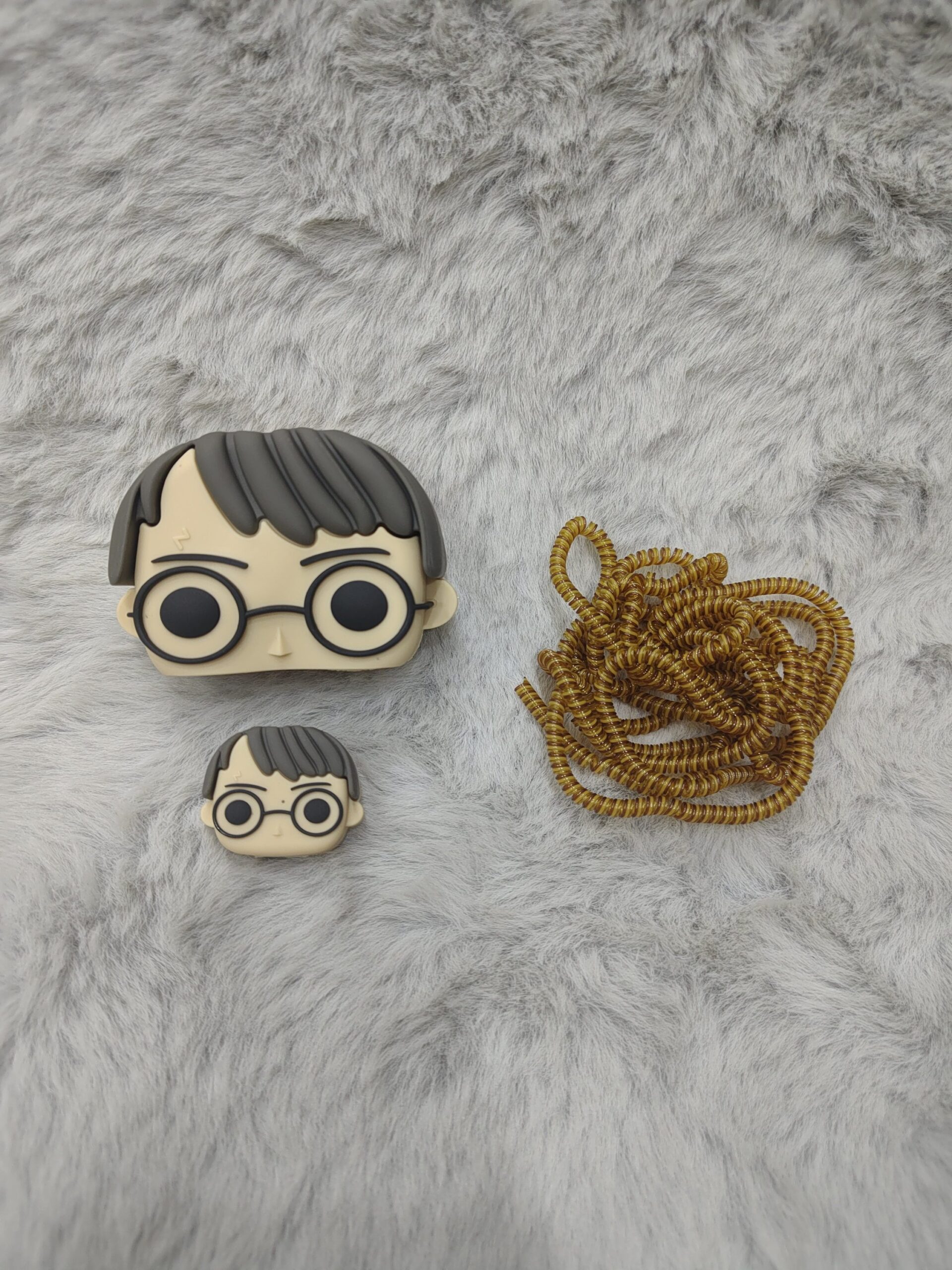 2026/09/3456-scaled.jpg Harry Potter Silicone 3-in-1 Charger and Cable Protector Set. - Image 1